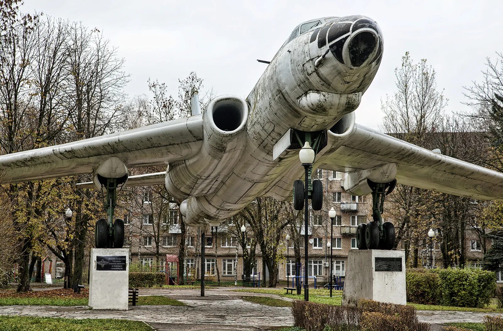 Авиа смоленска. Авиа смоленска. Смоленск самолет памятник улица фрунзе. Ту 16 смоленск. Самолет на фрунзе смоленск.