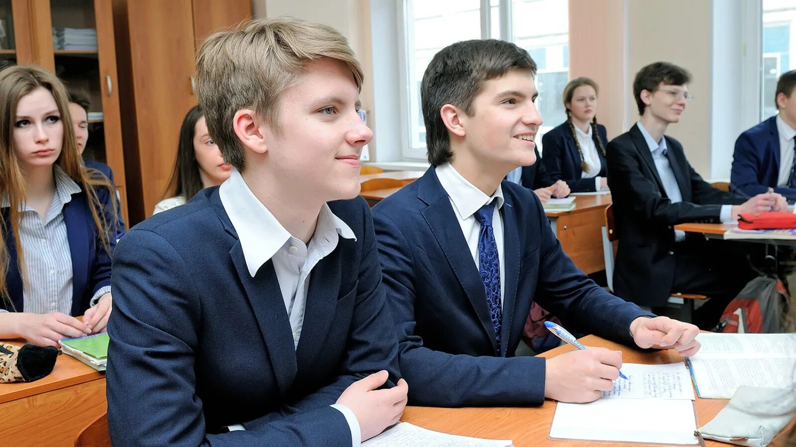 Школьник 11 класса. Старшеклассники. школьники 10 класс. 11 класс за партами. школьный выпускники школы.
