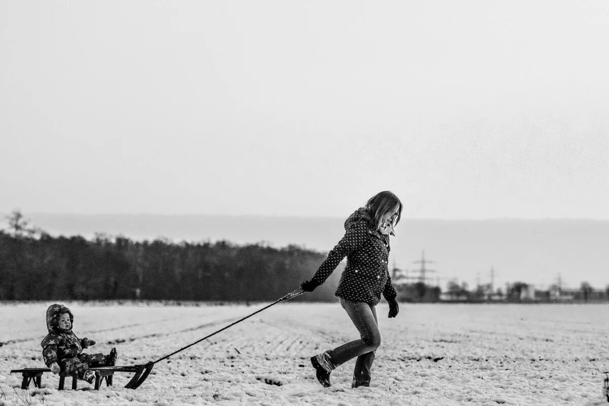 Девочка на санках. Девушка в снегу. Мама везет санки с девочкой. Девушка на санках на море.