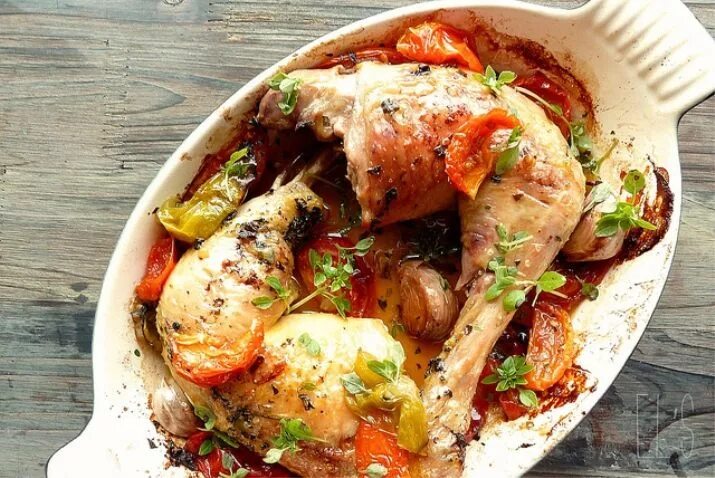 Курица запеченная с помидорами. Бедро куриное. Куриные ножки в духовке с помидорами. Бедро куриное в маринаде. Бедрышки с помидорами.