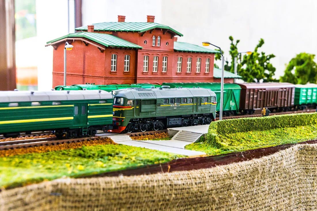 Железная дорога 1 87. Модели поездов. Модели поездов РЖД. Сборная модель поезда. Коллекция железнодорожных моделей.