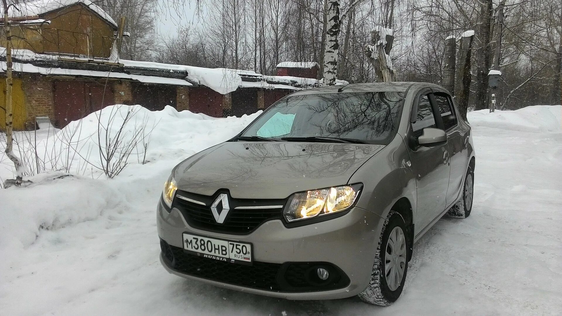 Авито пермский край рено. Renault Sandero бежевый. Рено Сандеро бежевый. Сандеро с черной крышей. Рено Сандеро с черной крышей.