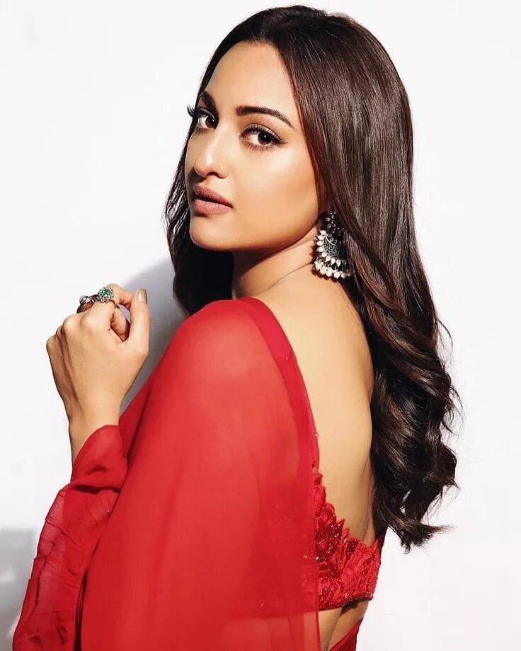 Сонакши синха maxim. Сонакши синха. Сонакши синха биография. Sonakshi sinha. Сонакши синха 18 +.