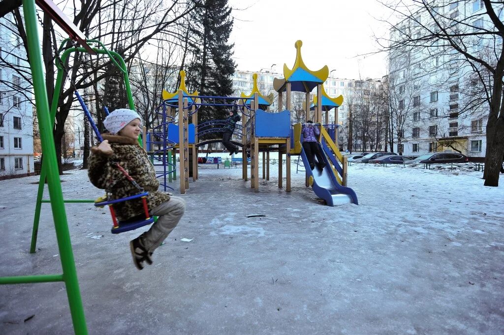 Гулять ли на детской площадке. Детская площадка весной. Детская площадка для прогулки. Детская площадка зимой.