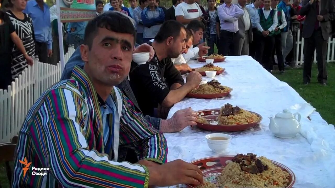 Богатые таджики. Богатый таджик. Таджики кушают. Таджикский богат. Что едят таджики.