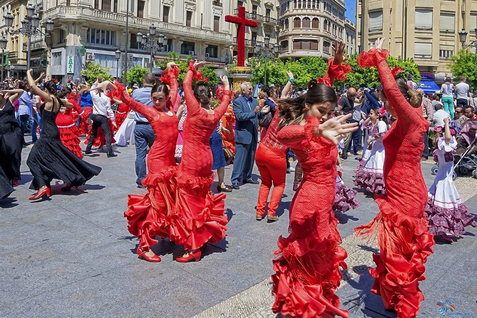 Испанская культура. Фламенко — танец. Фестиваль фламенко в Испании. Испания фламенко танец на улице. Традиции Испании фламенко.