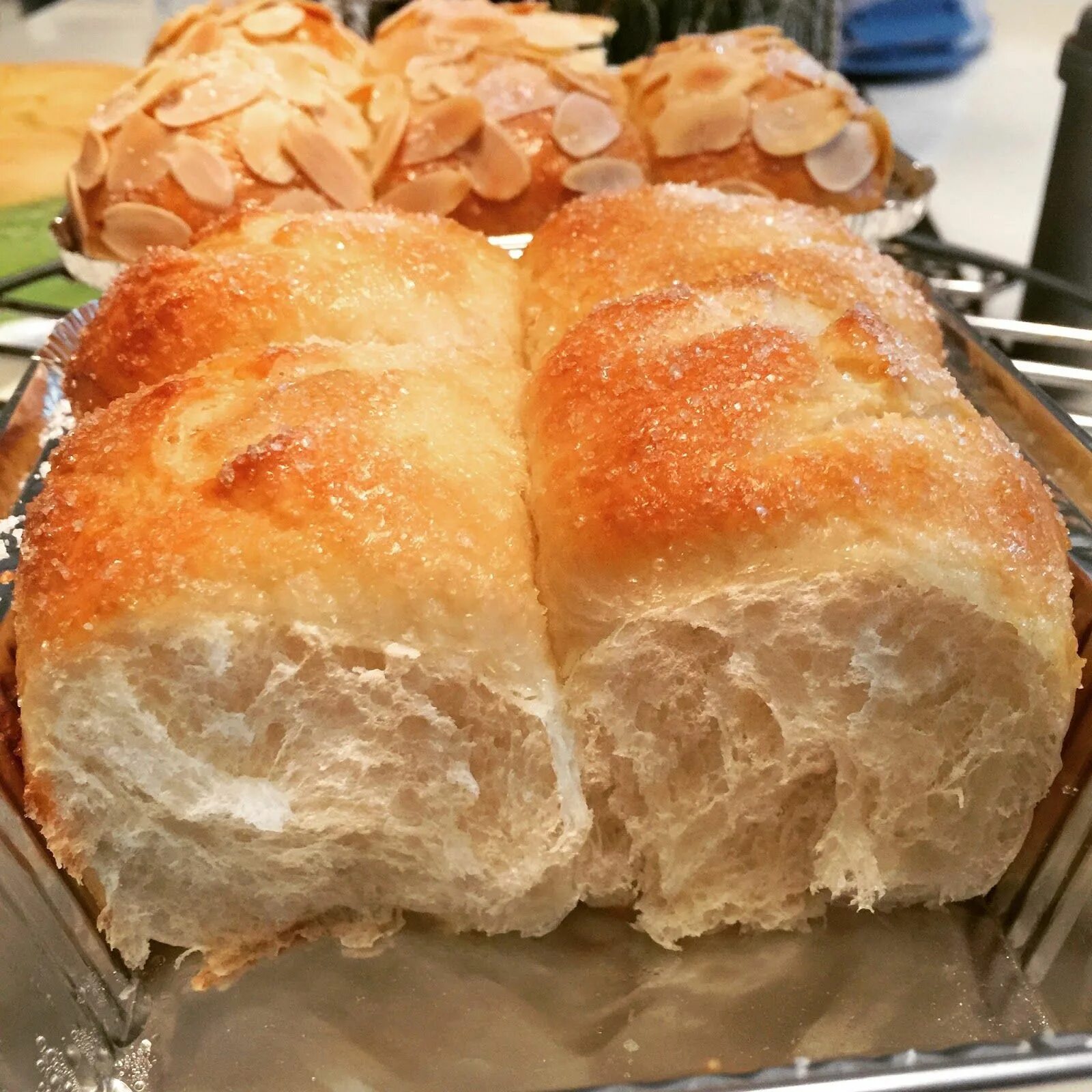 Булочки пышные и мягкие. Пышные булочки. пышное тесто для булочек. пышные булочки с сахаром. пышные булочки в духовке.