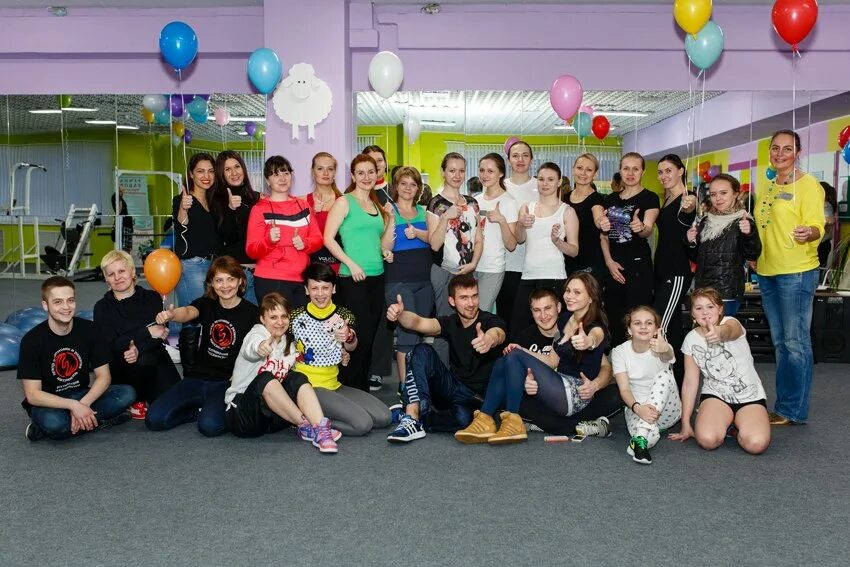 Спортзал на державина великий новгород. Великий новгород улица державина 16а family fitness. Фэмили фитнес великий новгород. Фэмили фитнес великий новгород тренера. Атмосфера в тренажерном зале.