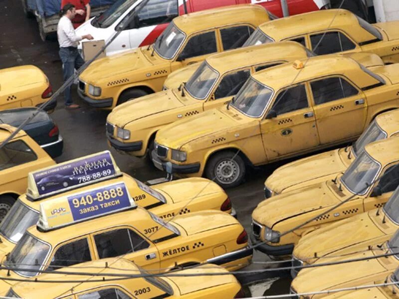 Кладбище автомобилей такси. Свалка автомобилей такси. Много желтых машин. Заброшенные такси. Расширение таксомоторного парка повышение