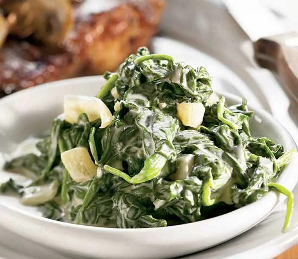 Салат из водяного шпината. Шпинат в сливочном соусе. Соус бешамель со шпинатом. Шпинат со сливками и пармезаном. Шпинат со сливками.