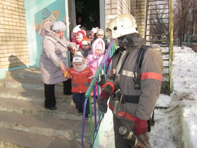 Пожарный для детского сада. Тушение пожаров в детских садах. Тушение пожара в детском саду. Для детей. Пожарные.