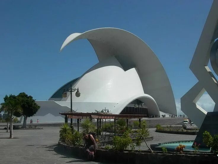 Unusual buildings. Концертный зал. Канарские острова,Испания.. Санта-Крус-де-Тенерифе, Испания старинный особняк. Интересные архитектурные сооружения. Необычные архитектурные сооружения.