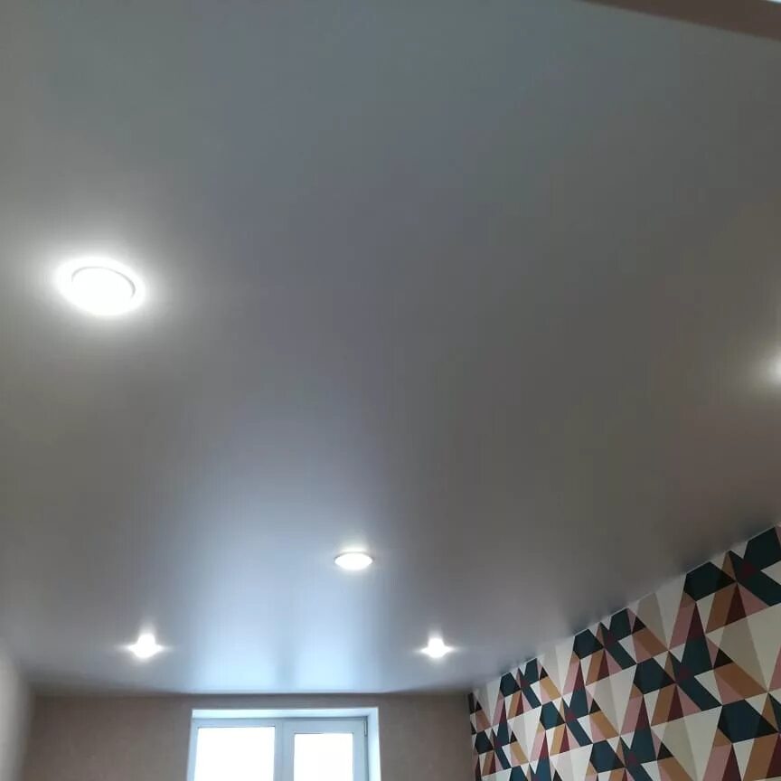 матовый натяжной потолок. квадратные точечные светильники на потолке. натяжные потолки с точечной подсветкой. точечные светильники для потолков. потолок с лампочками.