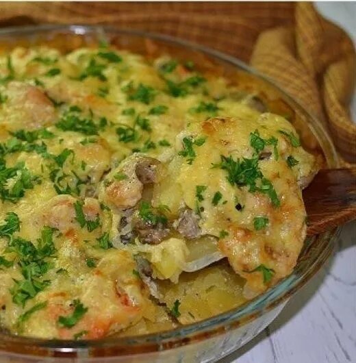 Картошка с грибами под сыром. Картошка с грибами и сыром. картофель запеченный с окороком и грибами. картошка с курицей под сыром. картошка с грибами и сыром в духовке.