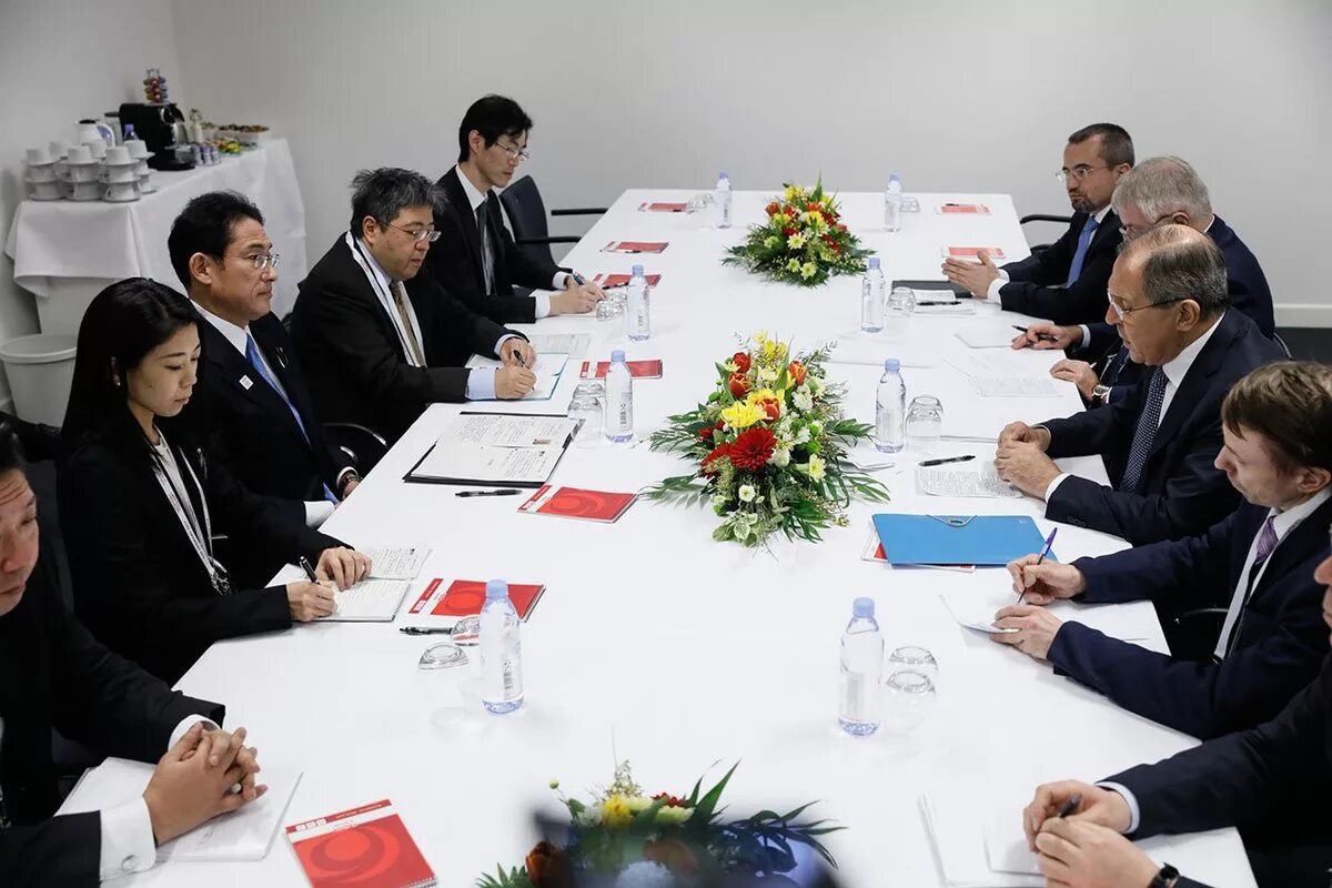 Деловые переговоры с японцами. Японцы на совещании. Переговоры в Японии. Деловая встреча в Японии. Многосторонние переговоры