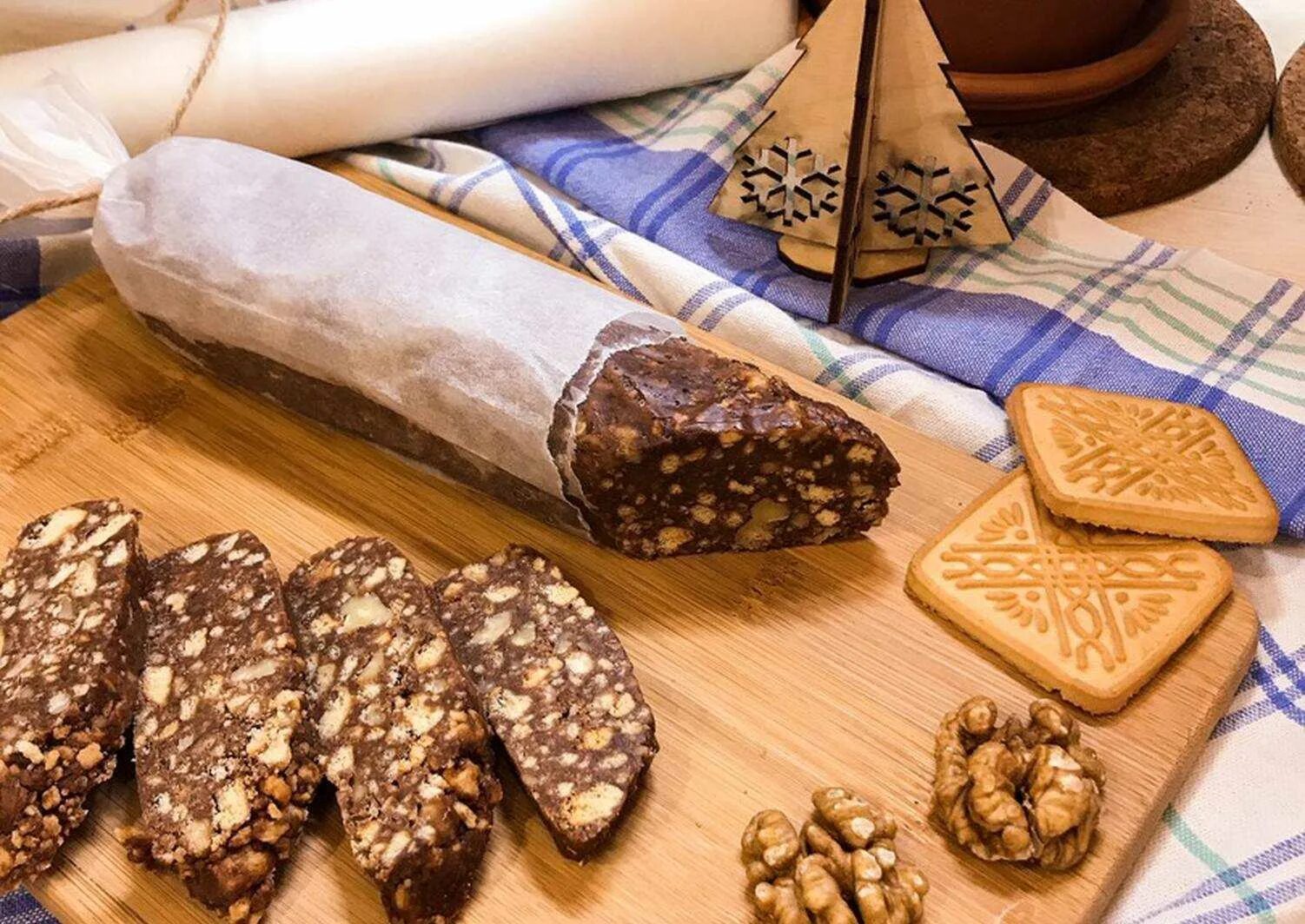 Как приготовить шоколадную колбаску из печенья. Шоколадная колбаска. шоколадная колбаса из печенья. шоколадная колбаса из печенья и какао. шоколадная колбаса фото.