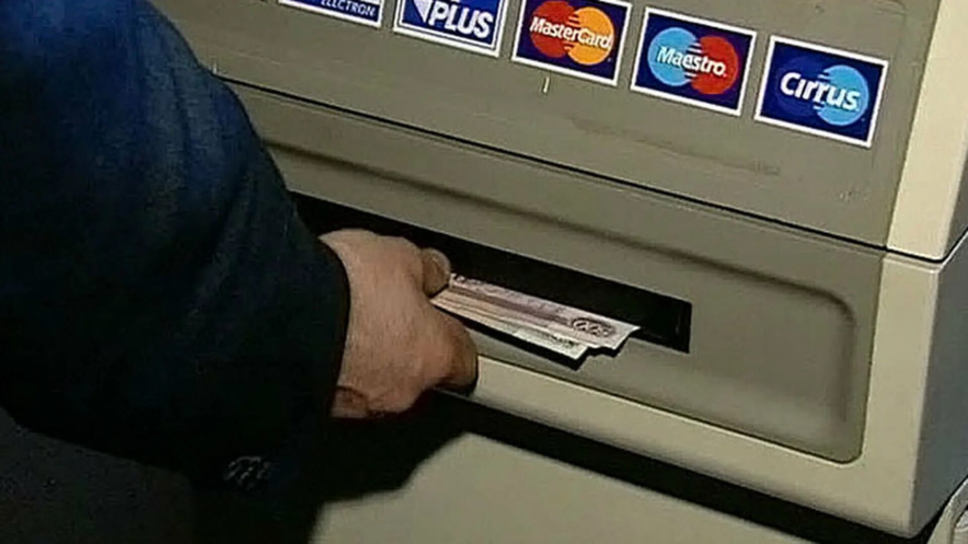 Банкомат принимает 10 рублевые. Деньги в банкомате. Ограбили Банкомат. Какой стороной вставлять купюру в Банкомат. Фото рублевых купюр после вскрытия банкомата.