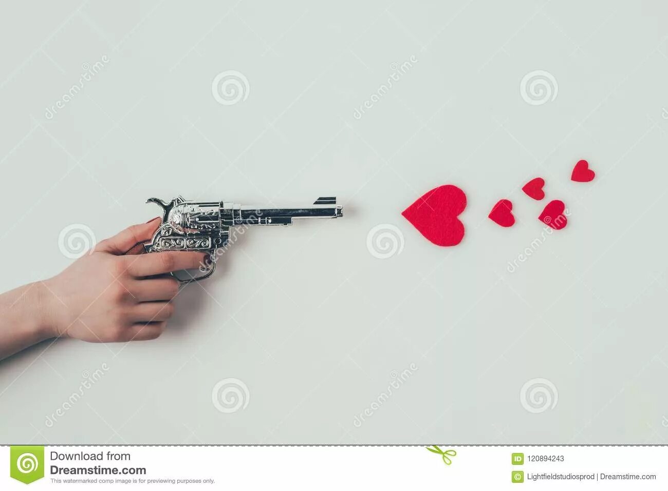 Стреляет сердечками. Адиль дд рекордс. Мишень со стрелой. В сердце стреляешь очень метко. Попал в сердце.