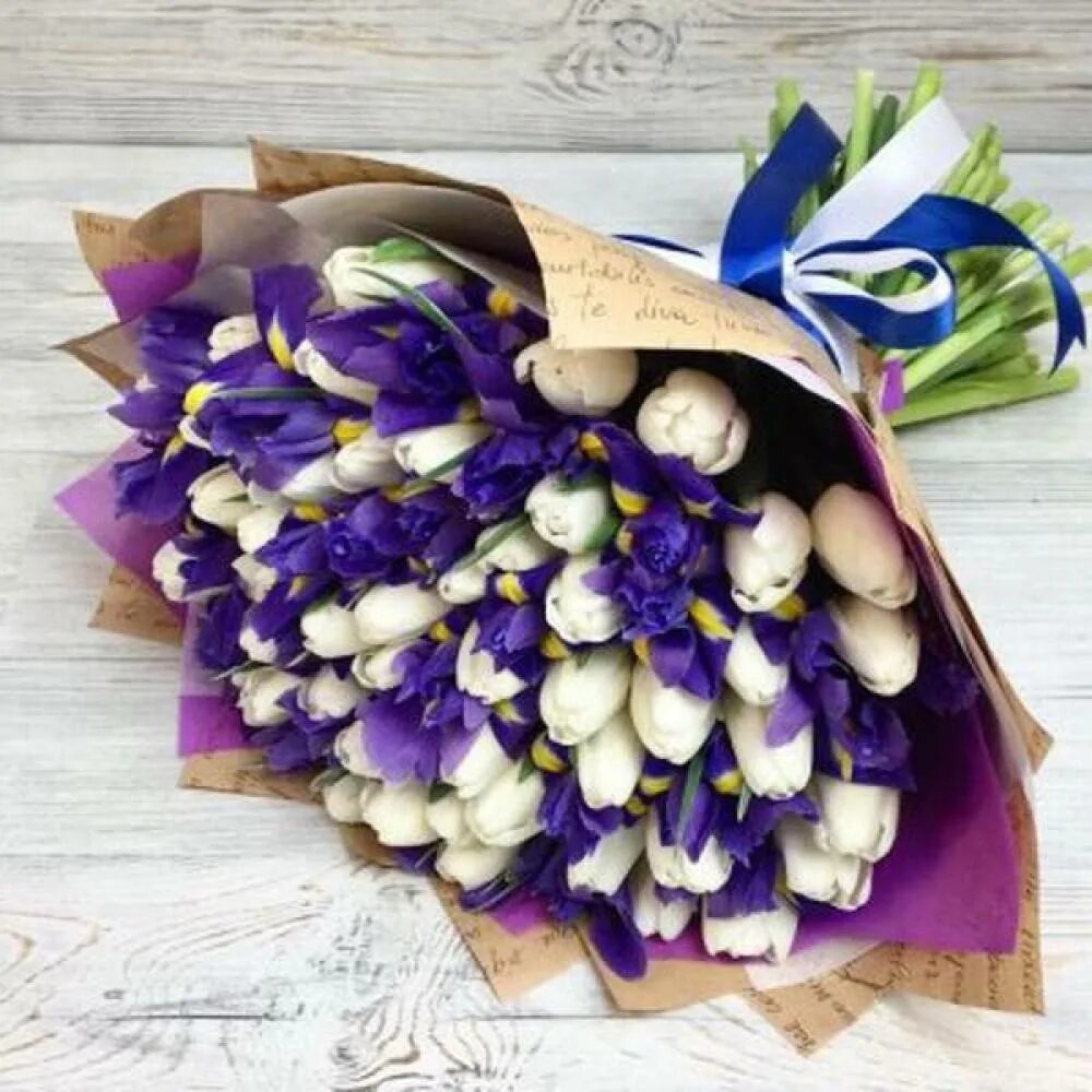 Монобукет - тюльпаны. Белые тюльпаны с ирисами. Букет из белых тюльпанов и ирисов. Букет из белых тюльпанов и ирисов. Букет из белых тюльпанов и ирисов.