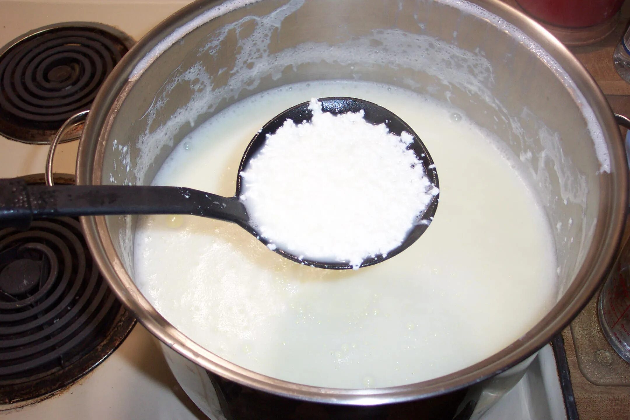Молоко для приготовления творога. Творог из 1% молока. Из молока получается творог. Кастрюля для творога.