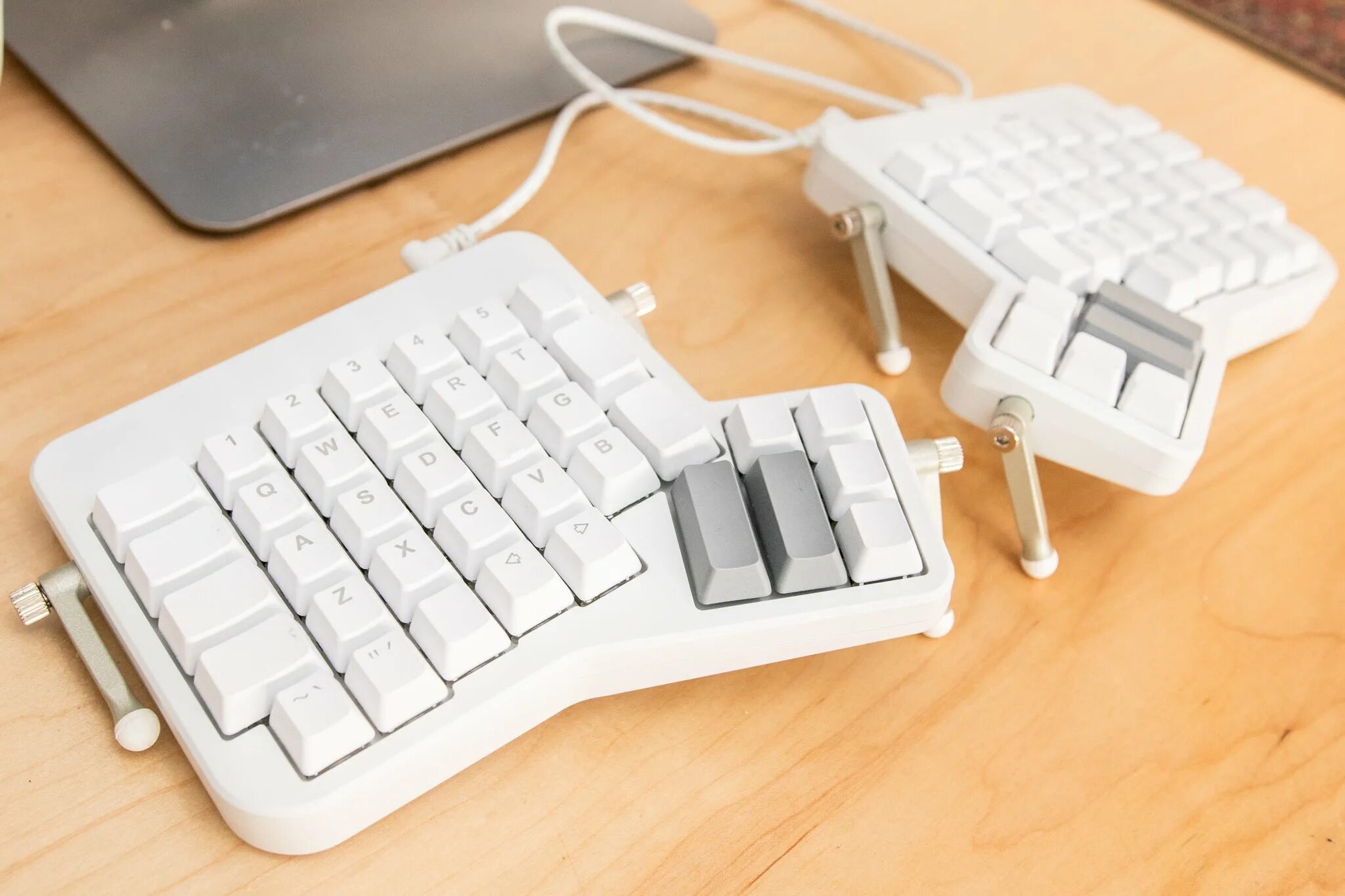Сплит клавиатура. Эргономическая клавиатура бабочка. ergonomics ortholinear keyboard. эргономичные клавиши софт тач..