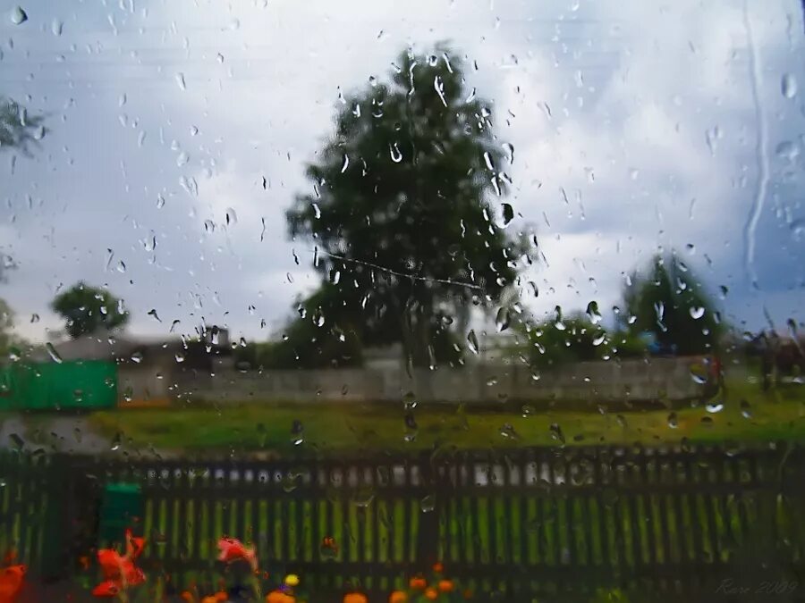 Дождь в деревне. Дождь за окном. Окно деревня дождь. Дождь за окном в деревне.