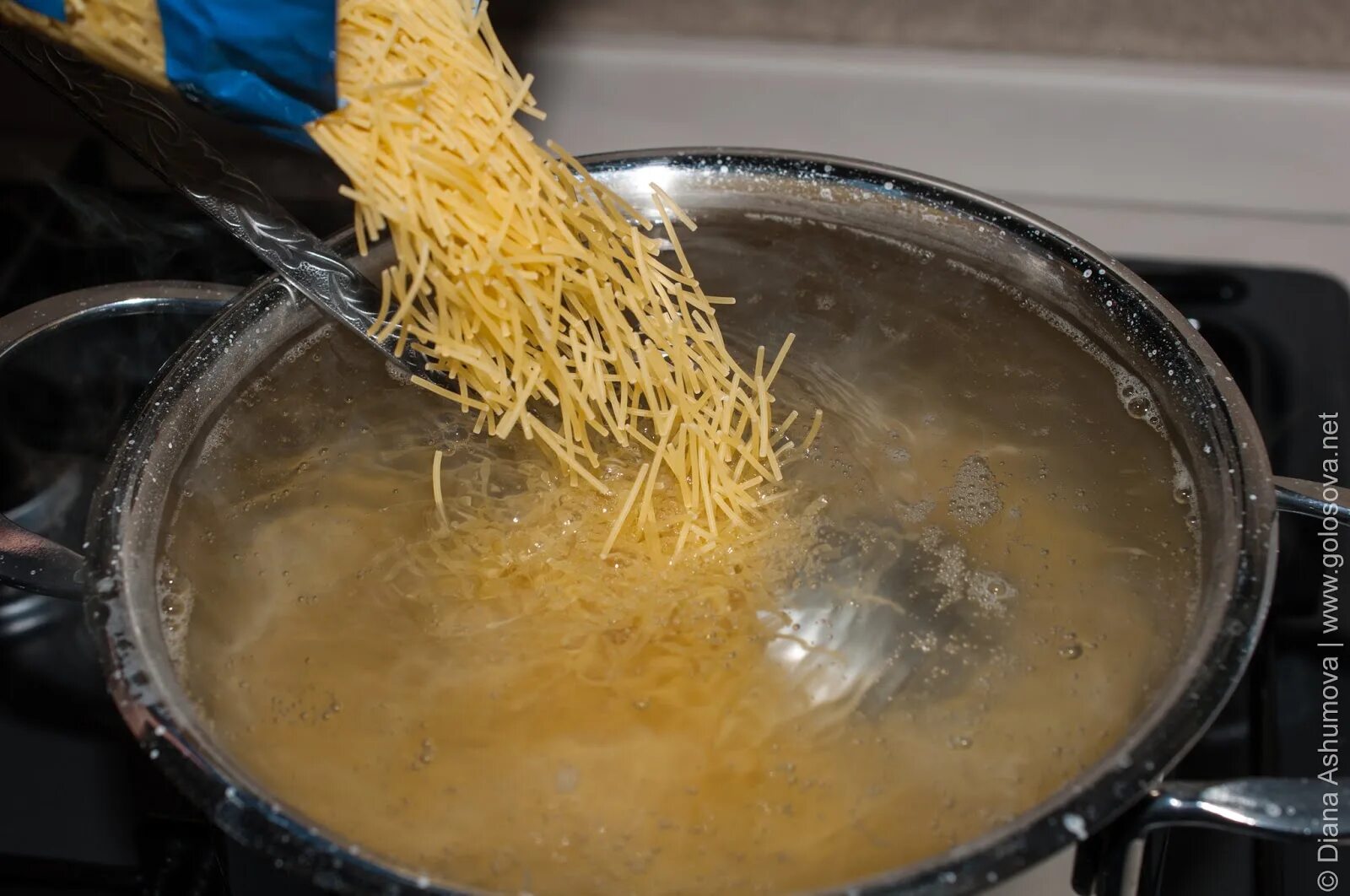 Сколько времени варить макароны после закипания. Макароны в кастрюле. Кастрюля для спагетти. Вермишель вареная. Вареные макароны в кастрюле.