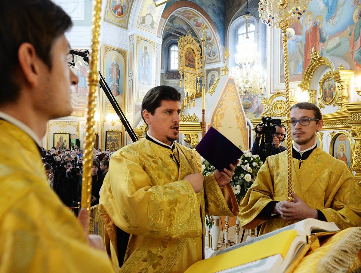 михайловский собор ижевск расписание богослужений. фото патриарх кирилл в нижнем новгороде в михайловском соборе. духовенство свято михайловского собора ижевск. служба в свято михайловском соборе ижевск. свято михайловский собор ижевск пасха.