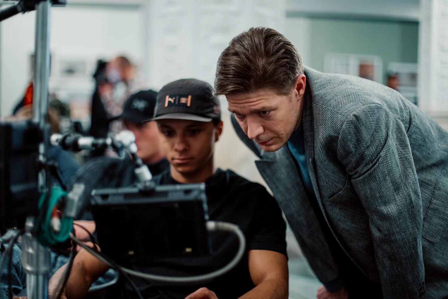 человек и кошка песня. фёдор чистяков и группа ноль человек и кошка. человек держит цифру. ноль без палочки ничего не стоящий. анекдоты про ноль.