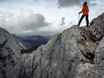 Толкает камень в гору