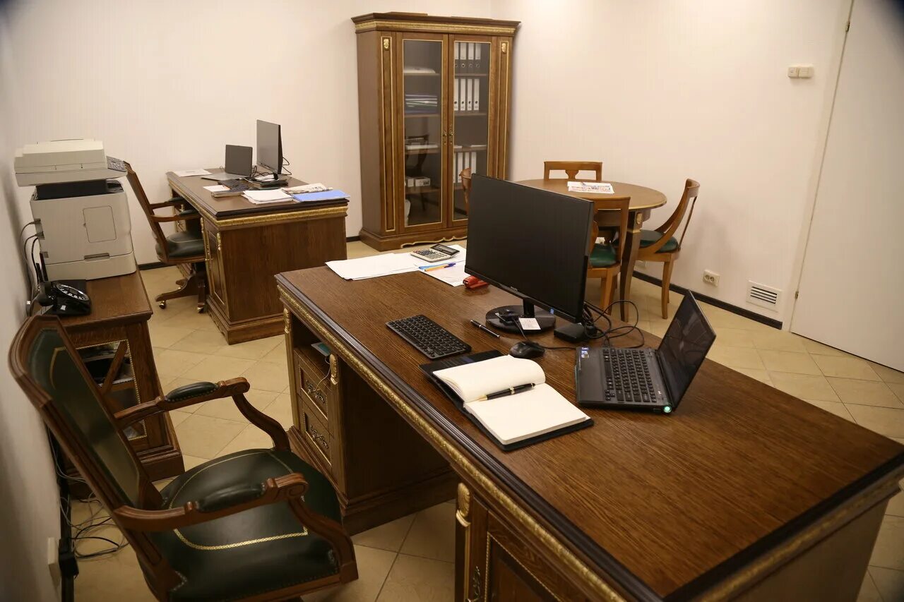 Рабочее место юриста. Бежевые стены в офисе. Интерьер офиса адвоката. Адвокатская контора. Кабинет руководителя вип.