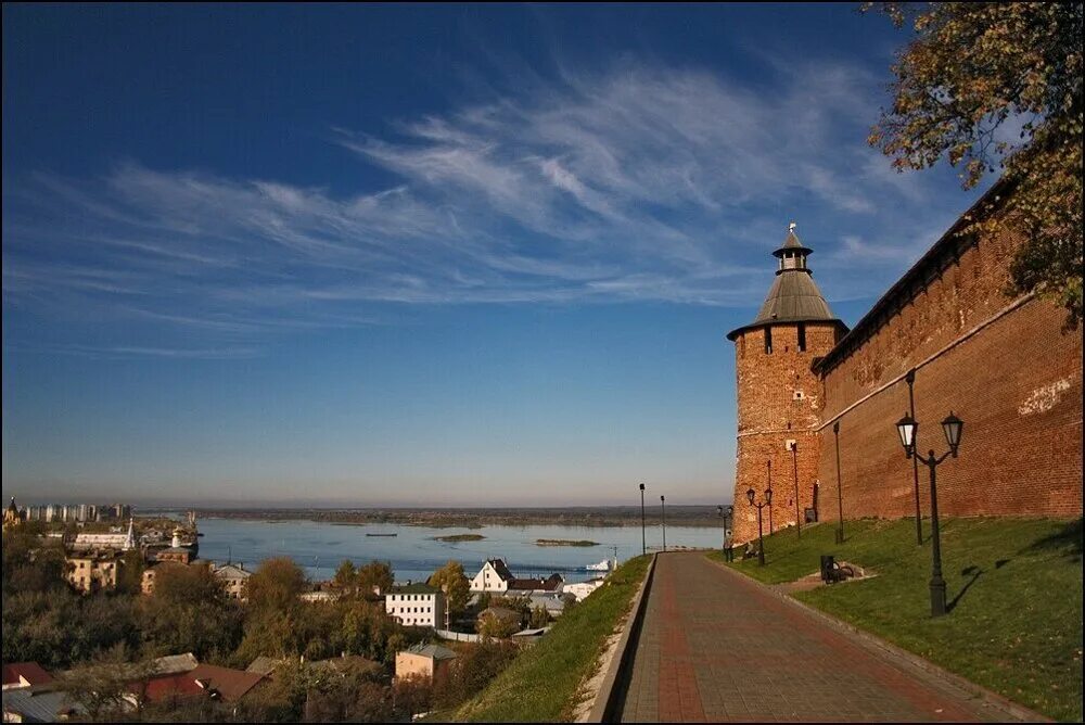 Нижний новгород европейский город. Нижний Новгород Кремль и Волга. Нижегородский Кремль Нижний Новгород. Нижний Новгород Кремль стрелка. Нижний Новгород Кремль Волга и Ока.