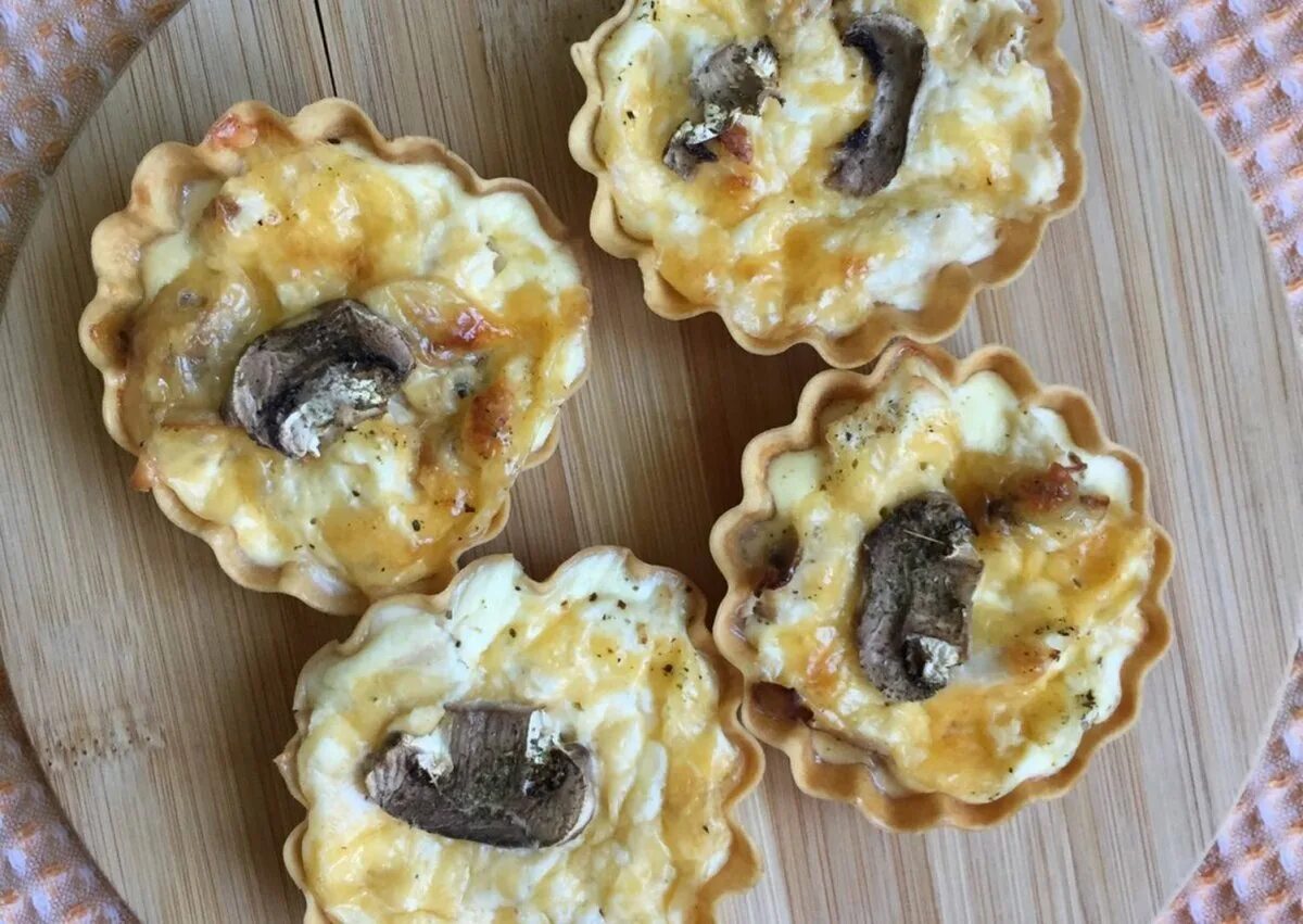 Тарталетки с курицей и грибами без запекания. Корзиночки с грибами. корзиночки с грибами и сыром. грибы в корзиночках в духовке. корзиночки с курицей и грибами.
