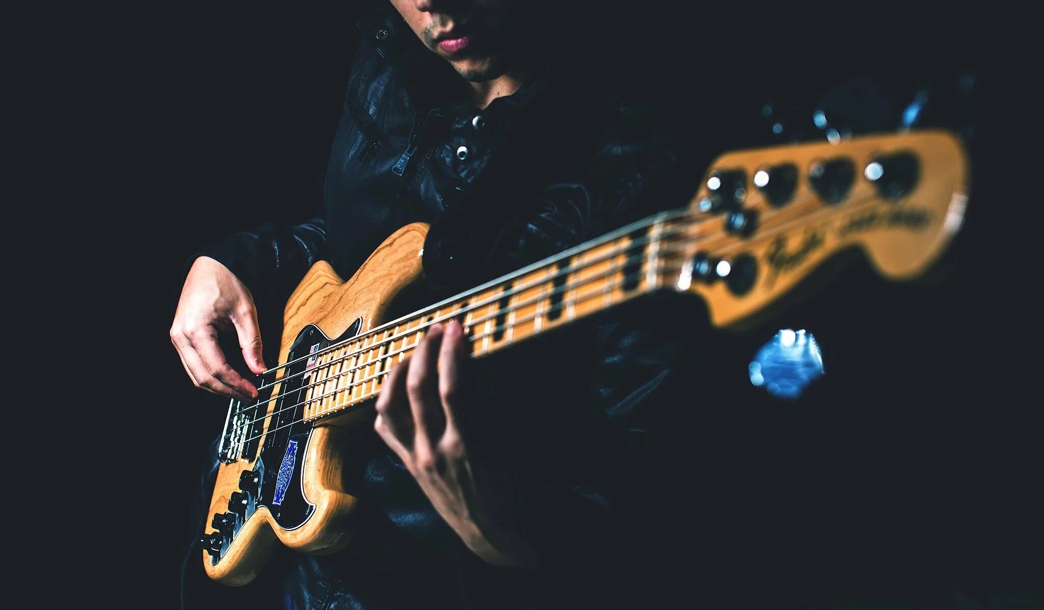 Рок гитара слушать. Бас гитарист фото. May Lian гитарист.