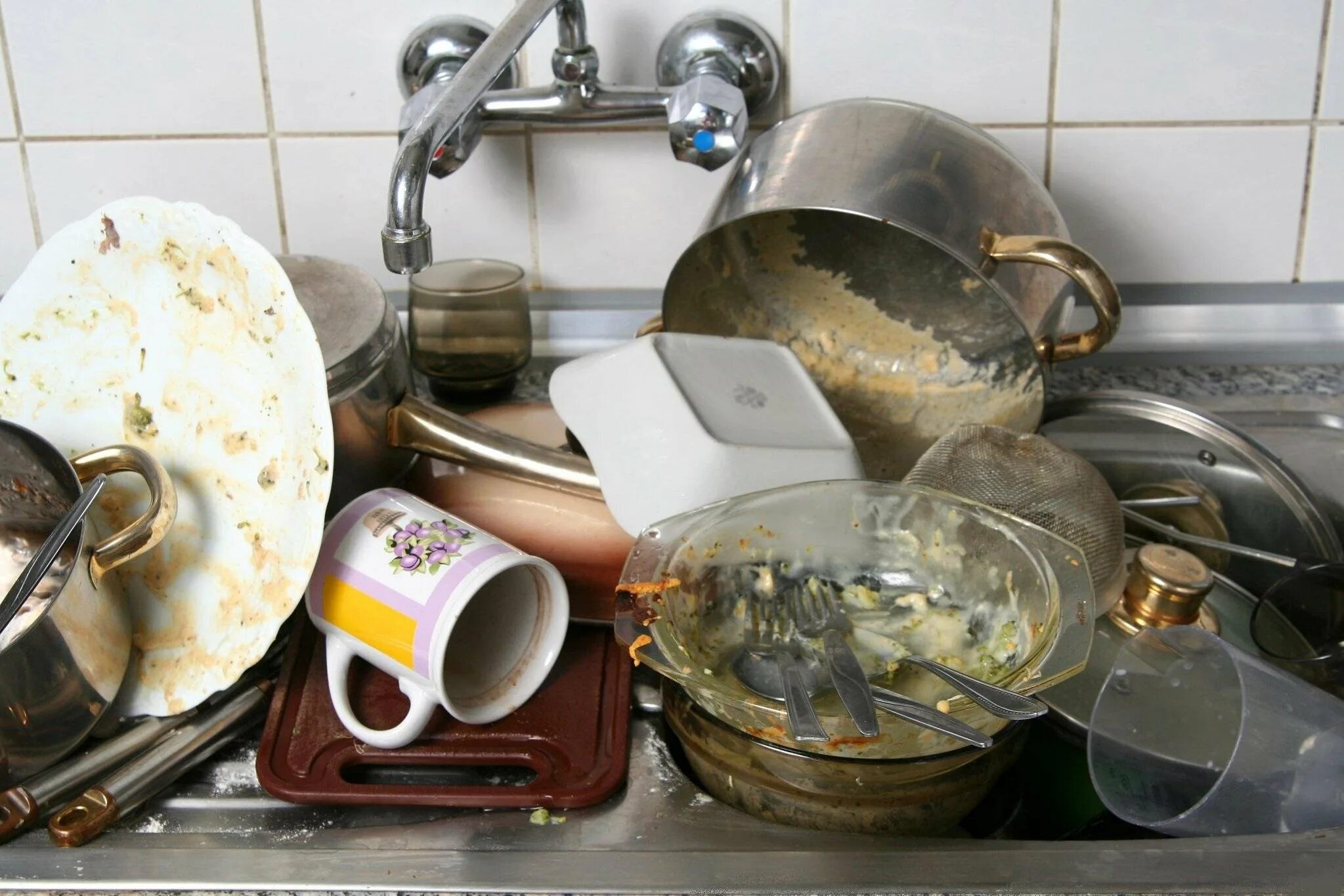 Гора посуды. Грязная посуда. Грязная посуда на кухне. Немытая посуда в раковине.