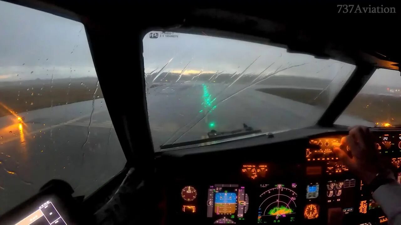 Боинг 737 взлет из кабины пилотов. Взлёт Боинга 747 из кабины пилота. Боинг 737 лобовое стекло. Кабина Боинг 737 ночью