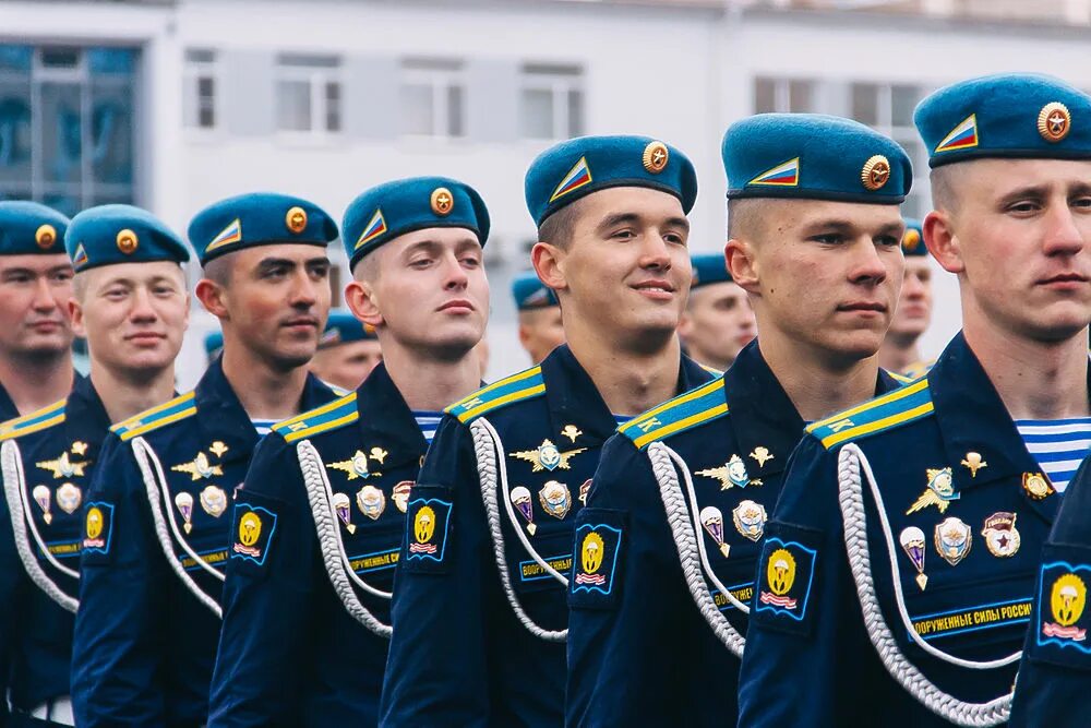 Рязань десантники. ВДВ Рязань парад. Рязань училище ВДВ парад. Курсанты ВДВ. Десантники на параде.