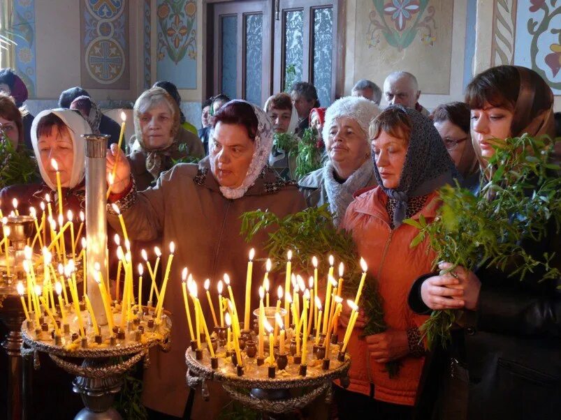 Свечи в храме. Свеча в храме за здравие. Ставинье свечь в церкви. Свечи в церкви поставили.