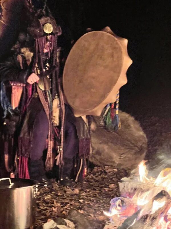 ритуал у костра. шаман надпись. посвящение в шаманы. посвящение в шаманы. шаман танцует алтай.