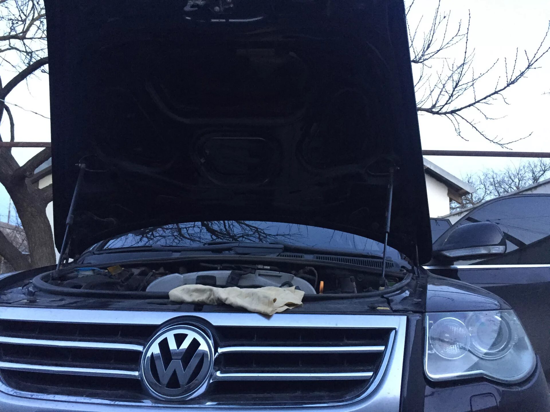 Капот туарега. Капот туарег 2017. шумозащита капота vw touareg. открытие капота фольксваген туарег 2011.