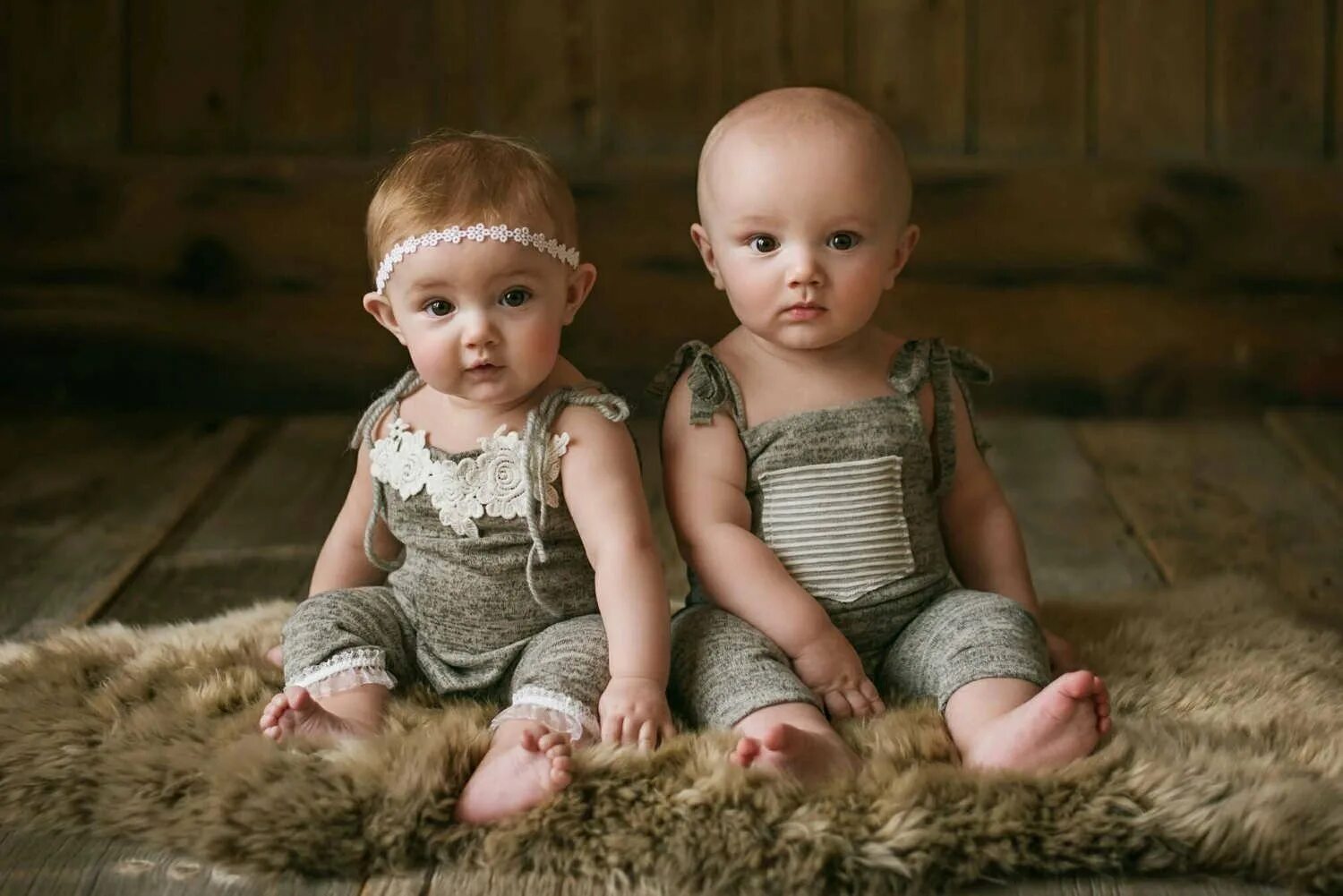Двойняшки картинки девочка и мальчик. Близнецы малыши. Дети двойняшки. Фотосессия двойняшек. Младенцы двойняшки.