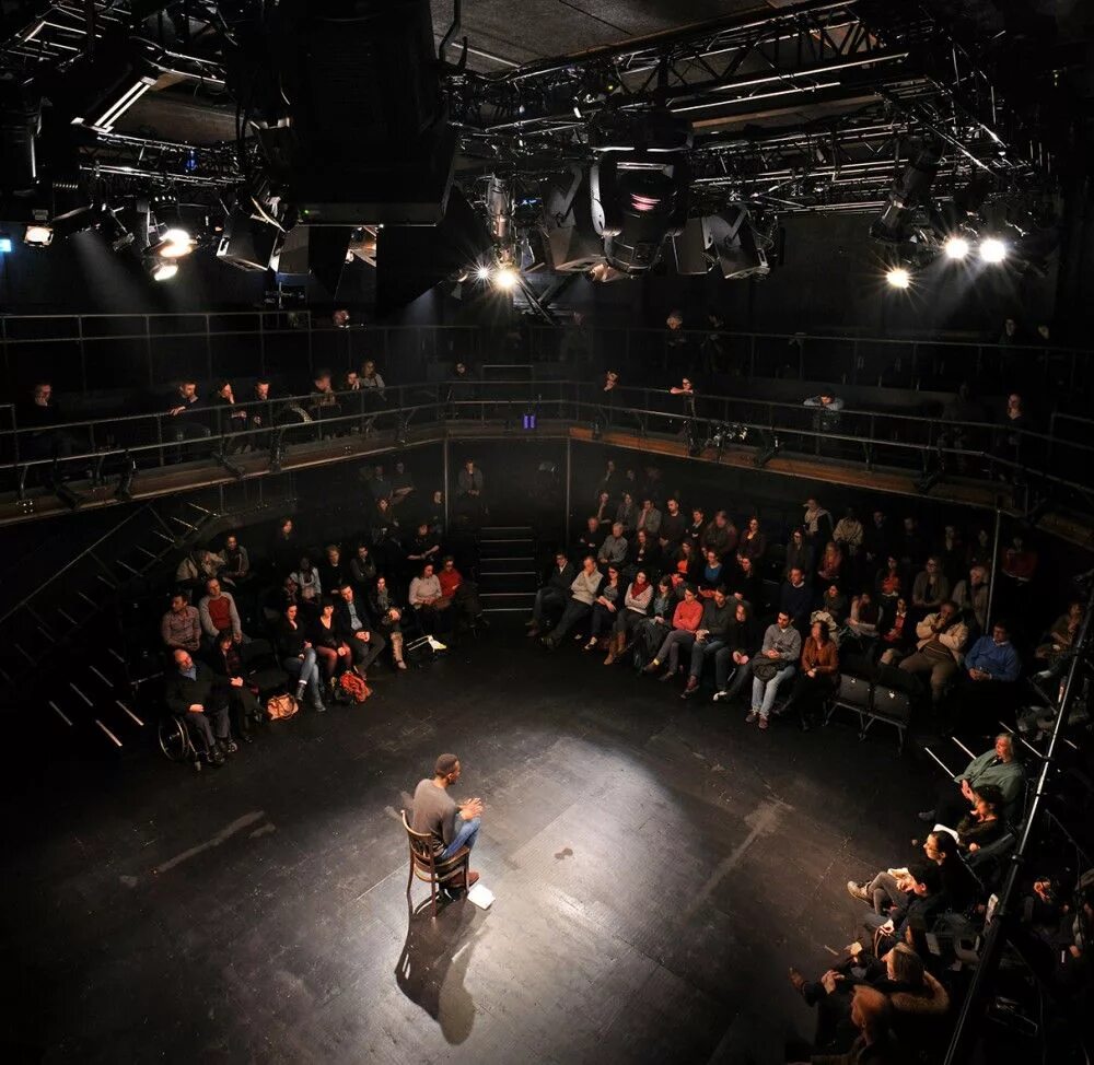 Дорфман театр Лондон. National Theatre London сцена. Театр событие сцена. Крутящаяся сцена в театре