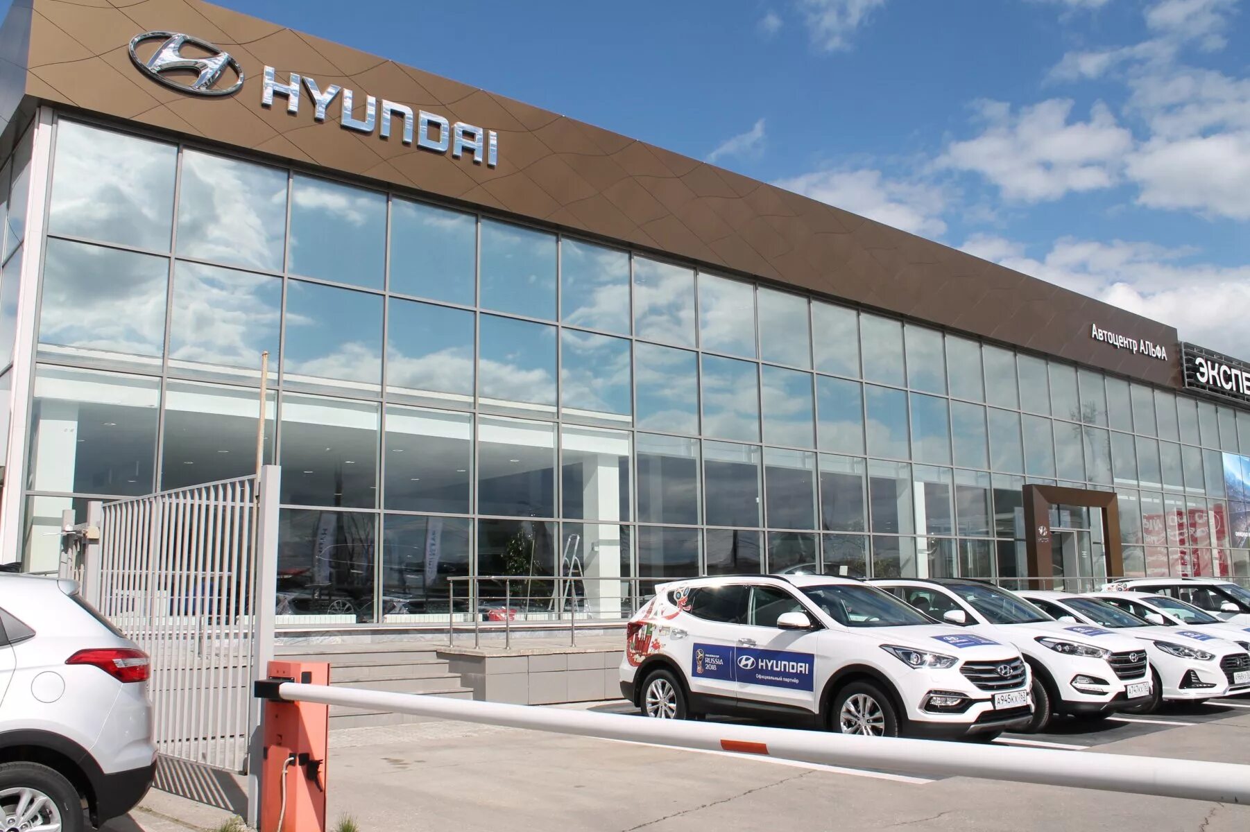 Казахстан темиртау автосалон хендай. Автосалон хендай. Хендай центр астана. Дилер хендай в казахстане. Дилерский центр hyundai.