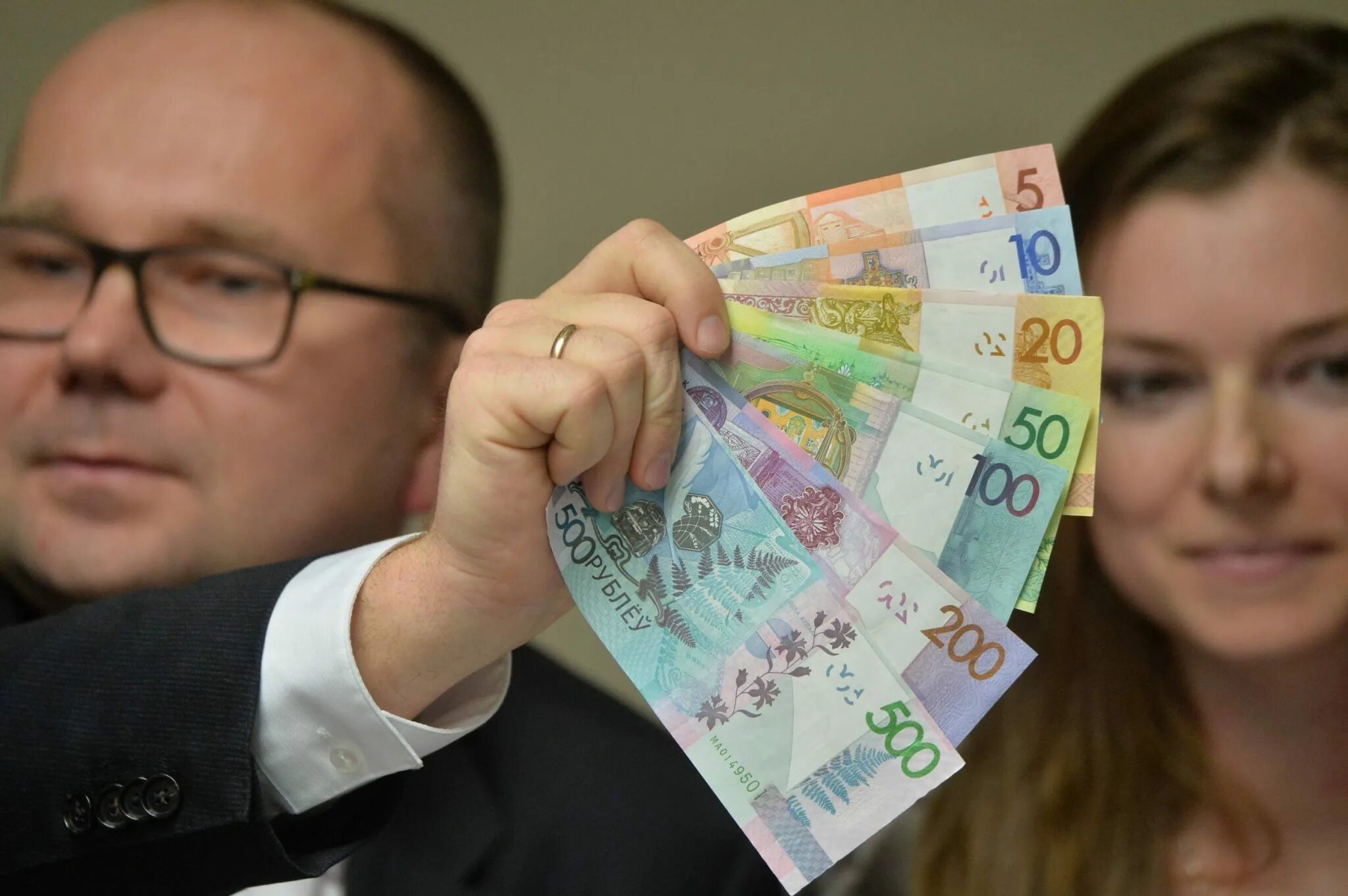 Белорусские деньги. Деньги Белоруссии купюры. Современные Белорусские деньги. Огромные деньги. 95 долларов в рублях на сегодня
