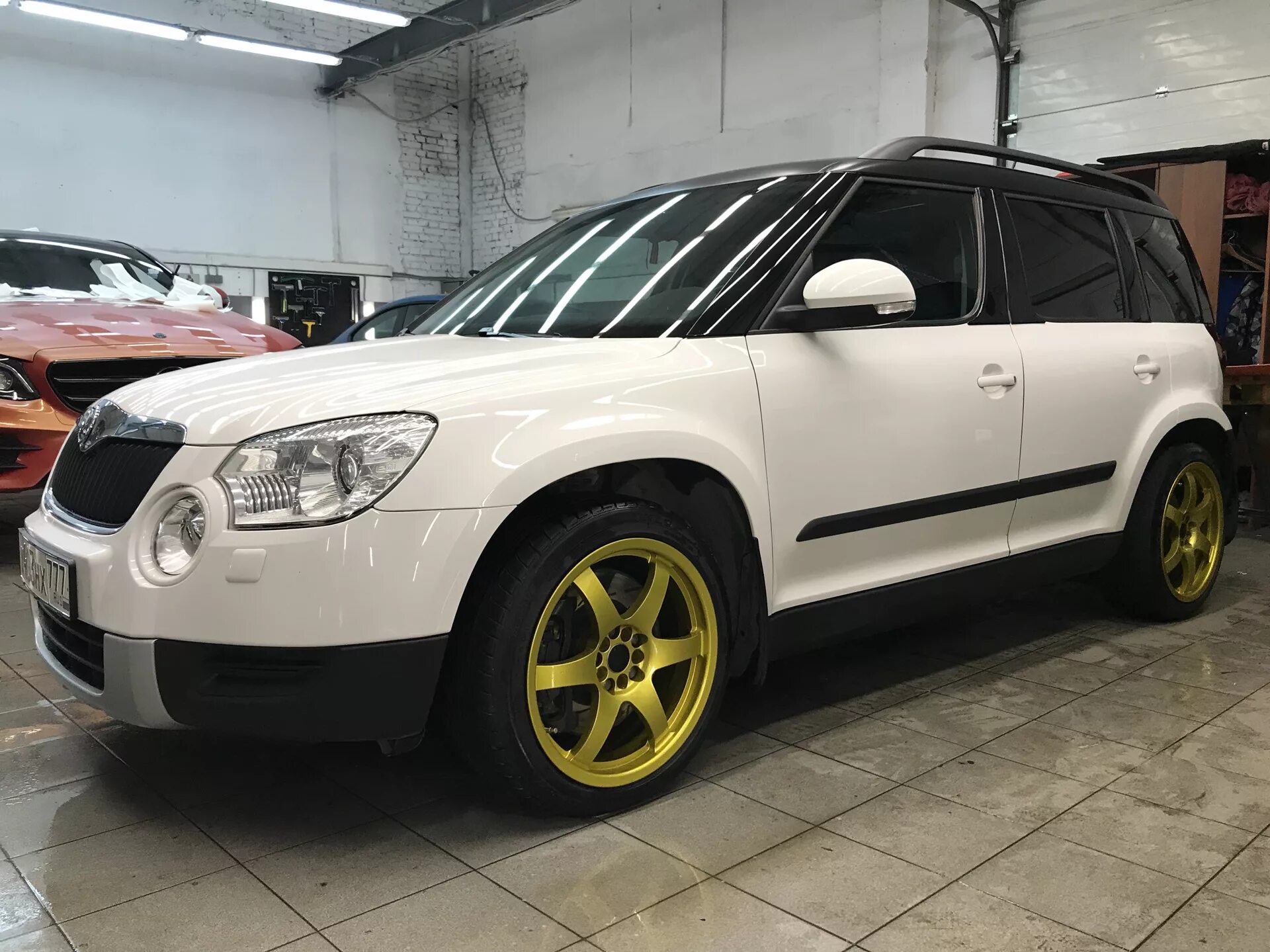 Тюнинг йети. Skoda Yeti Tuning диски. Yeti 2012 Tuning. Обвес Шкода Йети 2012. Skoda Yeti тюнинг.