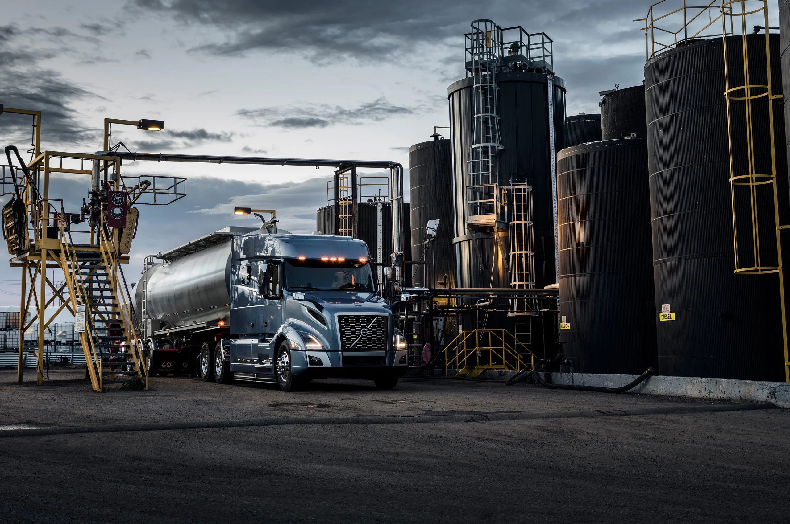 Нефтепродукты личный. Volvo VNL 740. Volvo VNL 2018. Заставка на рабочий стол Грузовики. Машина для нефти.