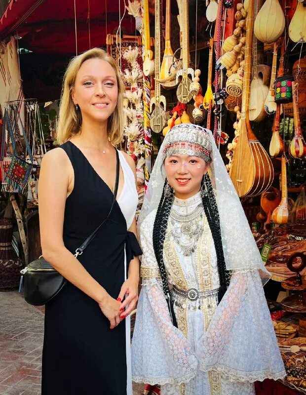 узбечка с косичками. у москвички две косички у узбечки. у москвички 2 косички у узбечки 25. стихотворение у москвички 2 косички. узбечка с косичками.