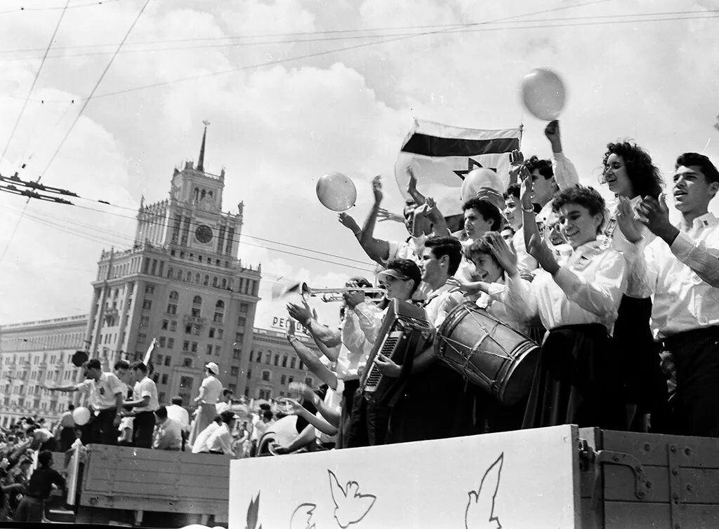 Международный кинофестиваль 1957. 1957 Год Международный фестиваль молодежи в Москве. Vi Всемирного фестиваля молодежи и студентов в СССР. Vi Всемирный фестиваль молодёжи и студентов в Москве 1957 года. Московский Международный фестиваль молодежи 1957 Хрущев.