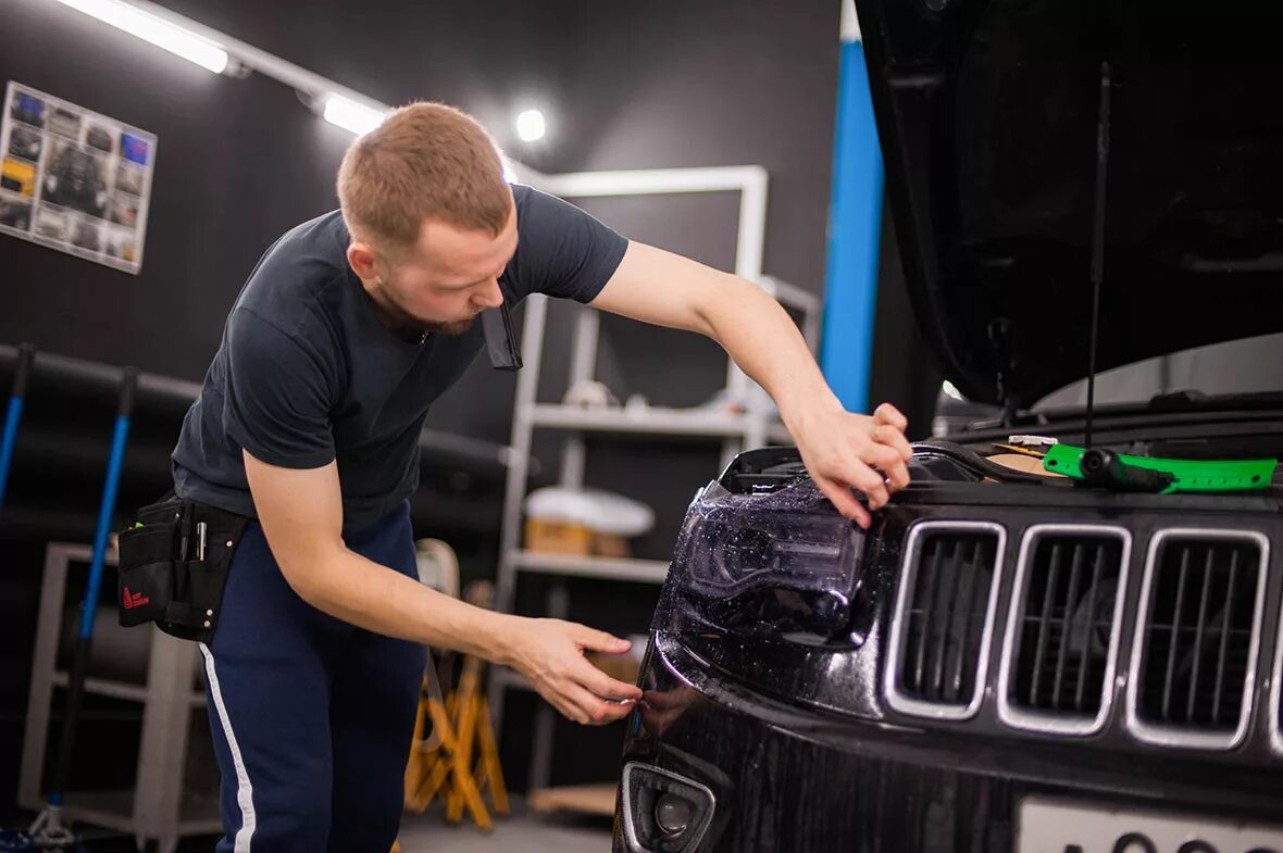 Студия детейлинга. Интерьер гаража для детейлинга. Автосервис детейлинг. Детейлинг студия. Машина в гараже.