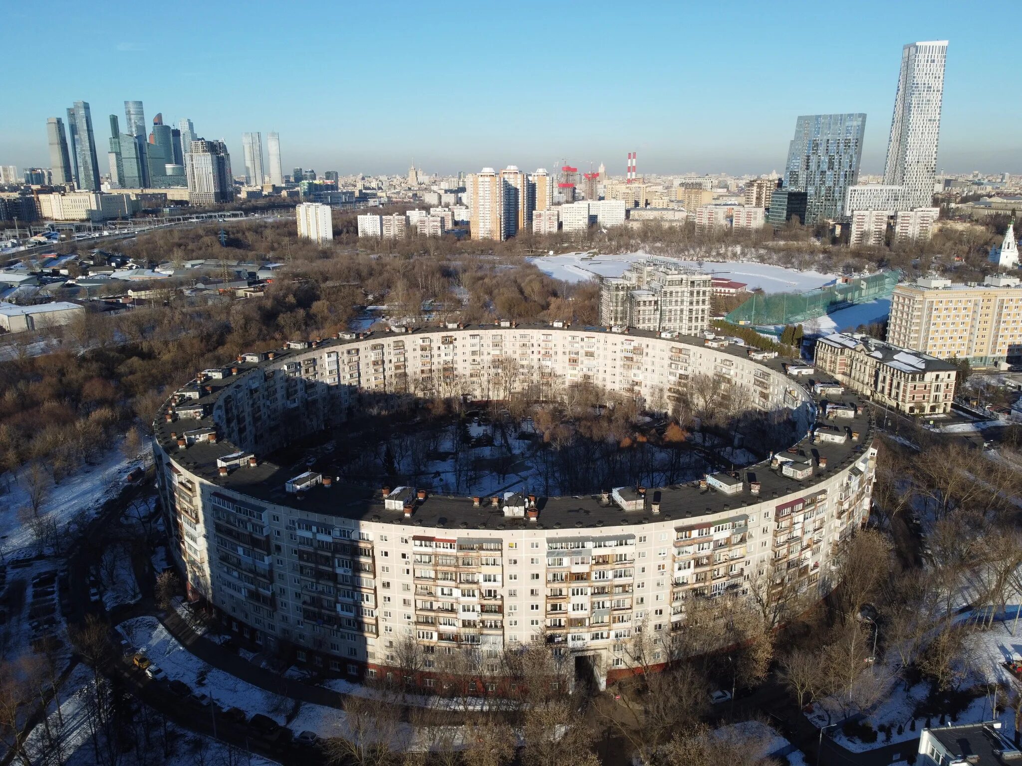 Ул довженко 6. Круглый дом на улице довженко. круглый дом довженко 6. москва, улица довженко, дом 6,. круглый дом в москве на довженко.